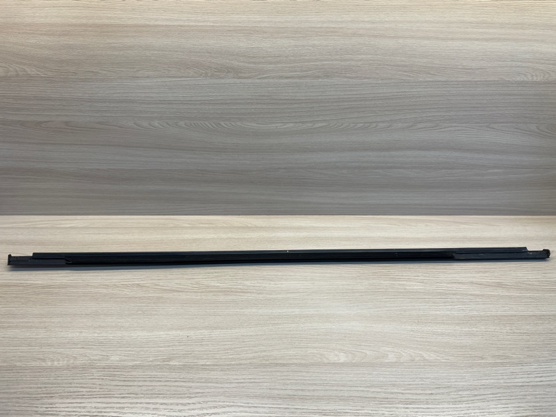 Уплотнитель стекла      двери