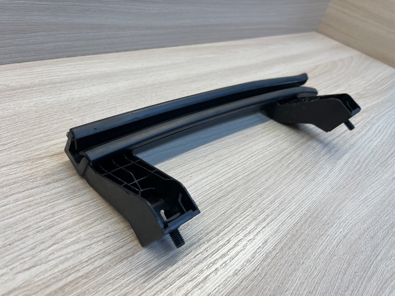 Направляющая стекла    двери