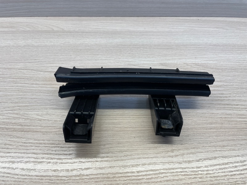 Направляющая стекла     двери