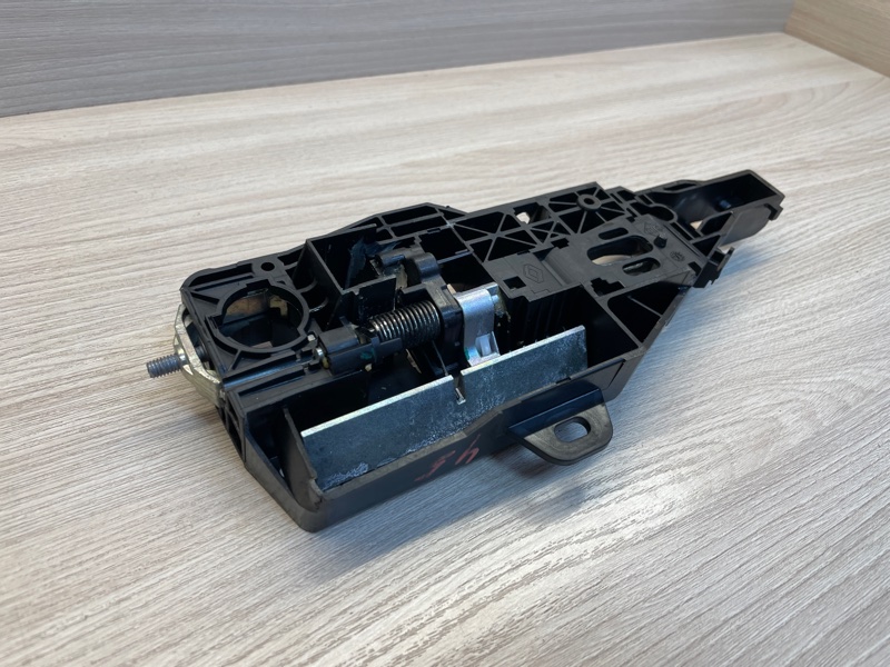 Кронштейн ручки двери