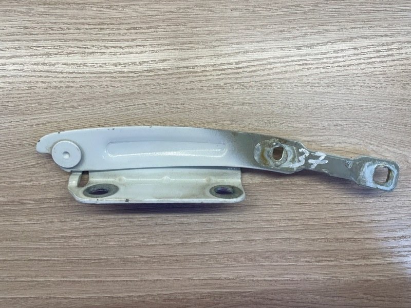 Петля капота