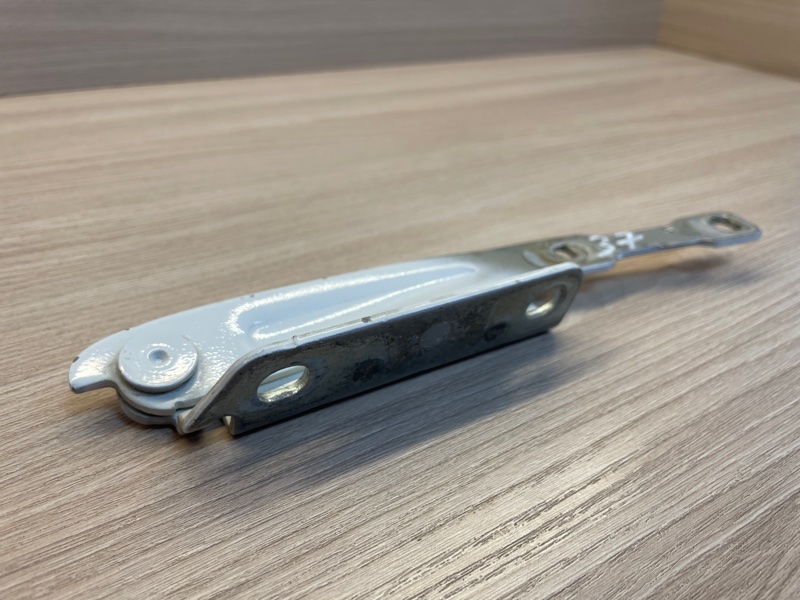 Петля капота