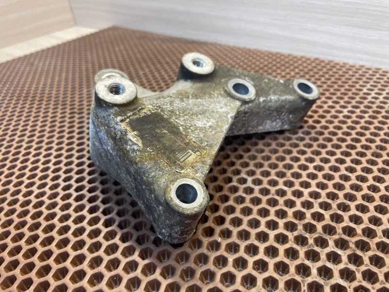 Кронштейн опоры двигателя