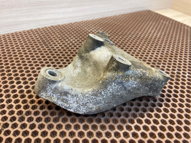 Кронштейн опоры двигателя