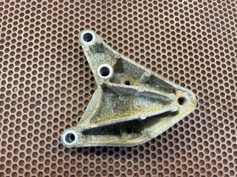 Кронштейн опоры двигателя