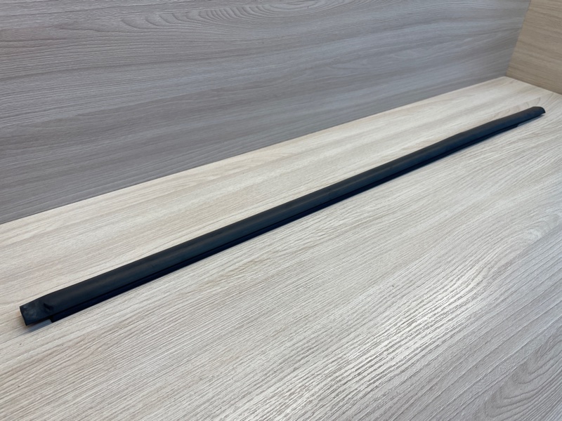 Уплотнитель стекла      двери