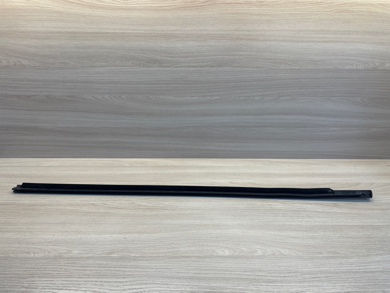 Уплотнитель стекла      двери