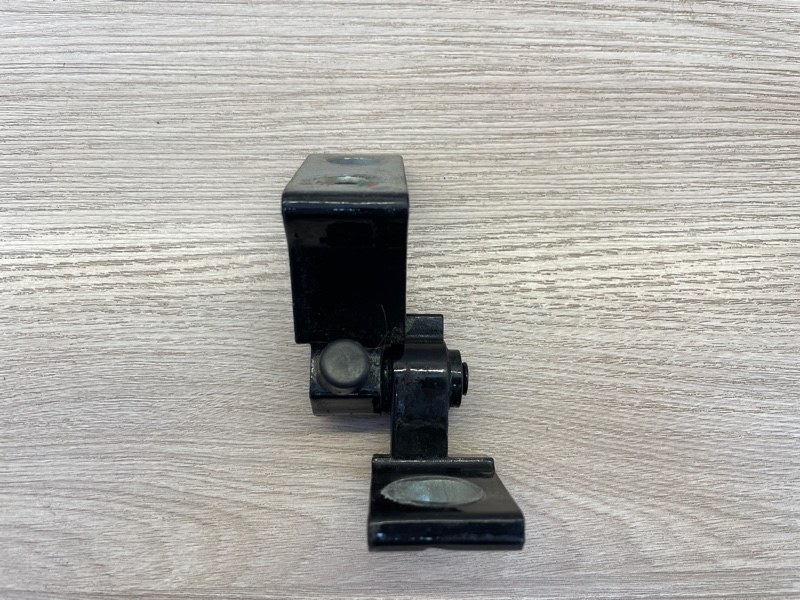 Петля двери