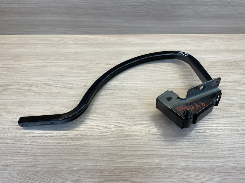 Петля крышки багажника