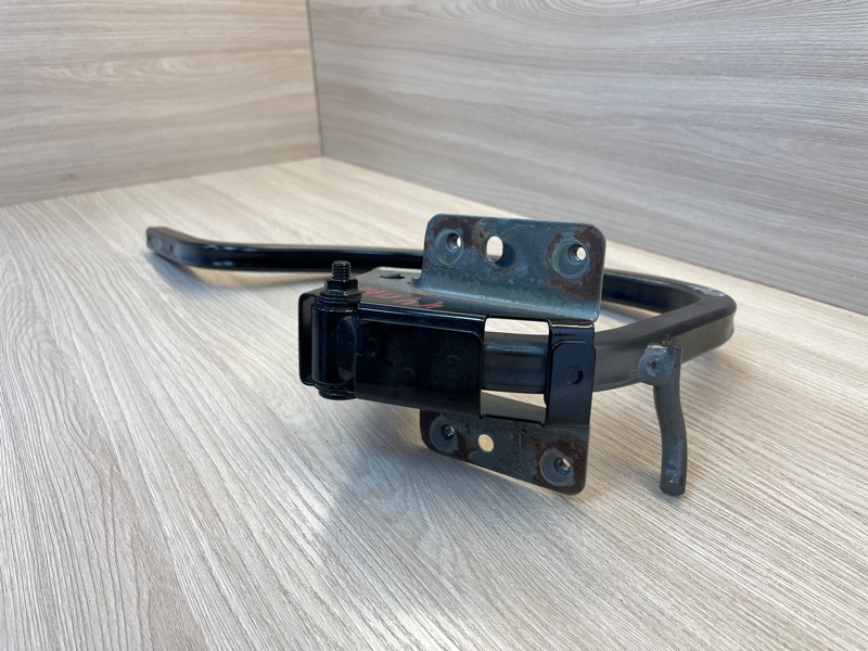 Петля крышки багажника