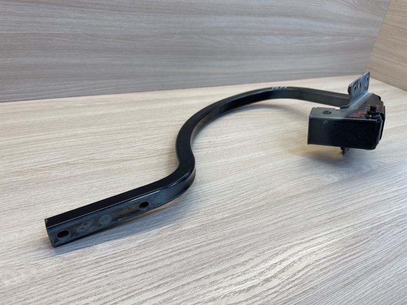 Петля крышки багажника