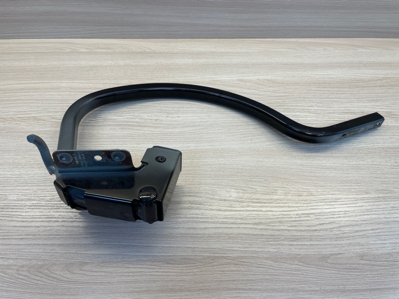 Петля крышки багажника