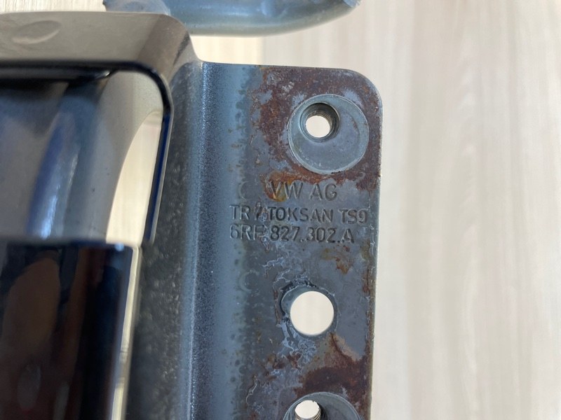 Петля крышки багажника