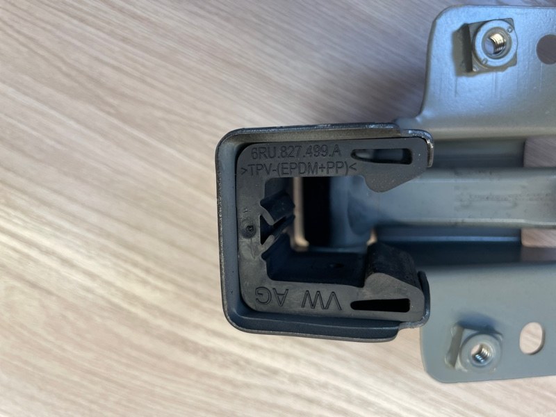 Петля крышки багажника