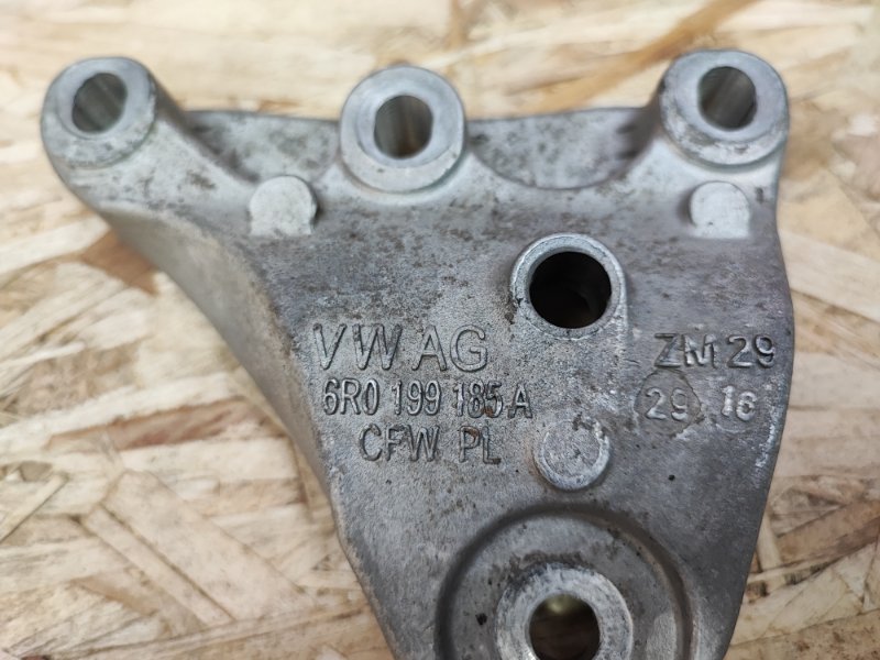 Кронштейн опоры двигателя