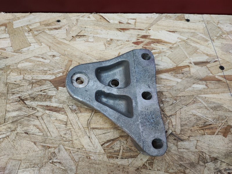 Кронштейн опоры двигателя