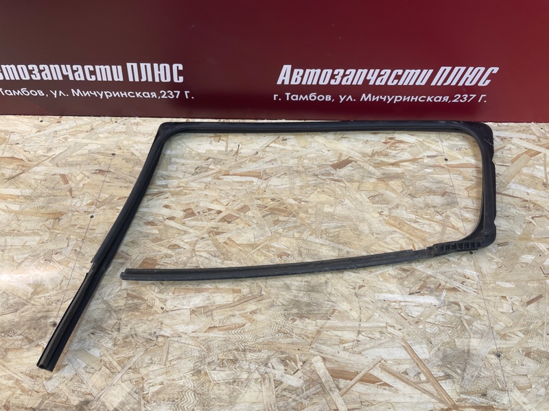 Уплотнитель стекла      двери