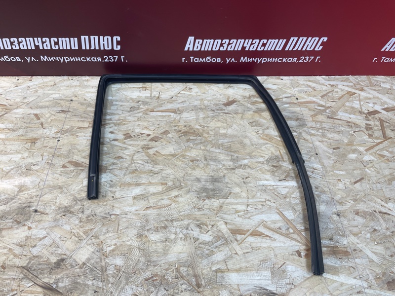 Уплотнитель стекла      двери