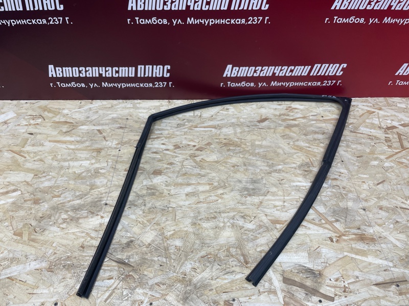 Уплотнитель стекла      двери