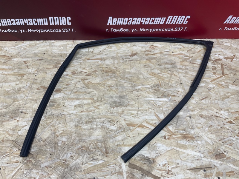 Уплотнитель стекла      двери