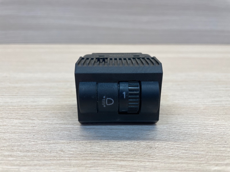 Кнопка корректора фар