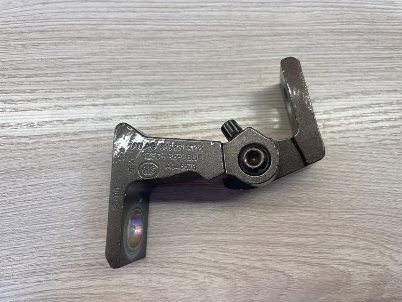 Петля     двери