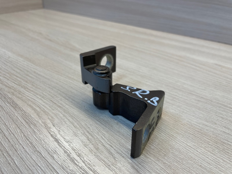 Петля двери