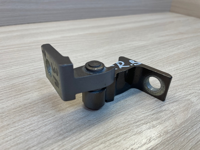 Петля двери