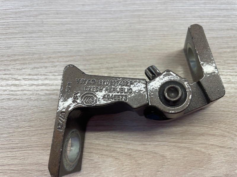 Петля двери