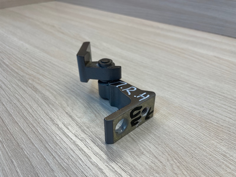 Петля     двери