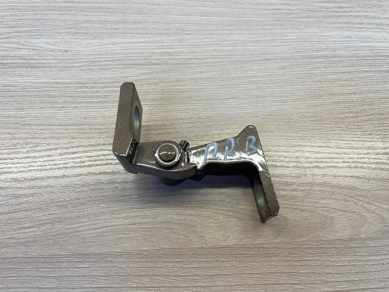 Петля двери