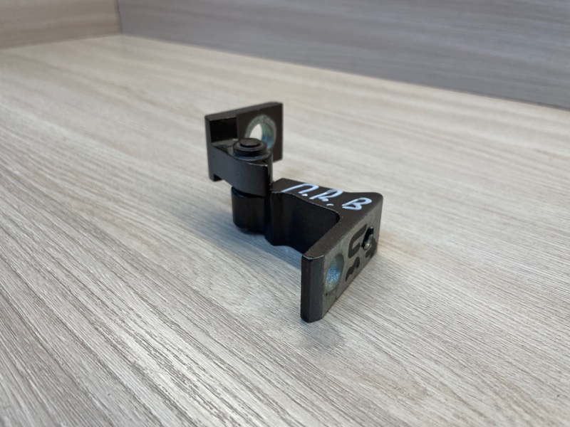 Петля двери