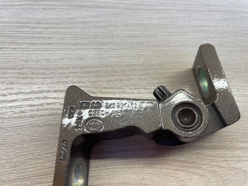 Петля двери