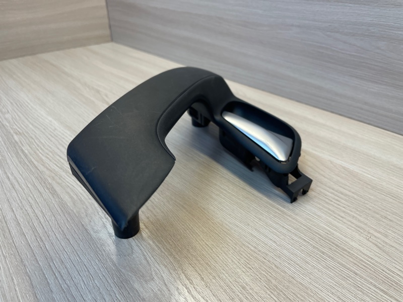 Внутренняя ручка     двери