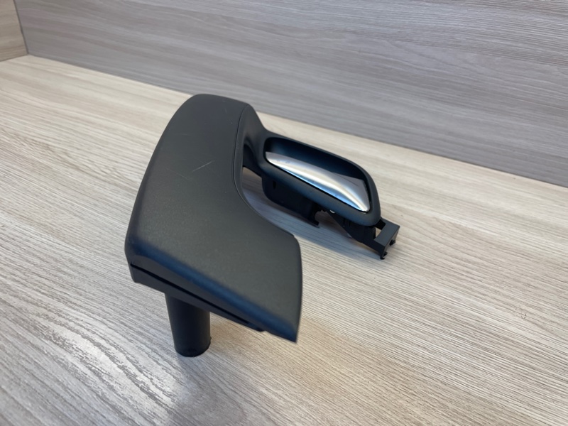 Внутренняя ручка     двери