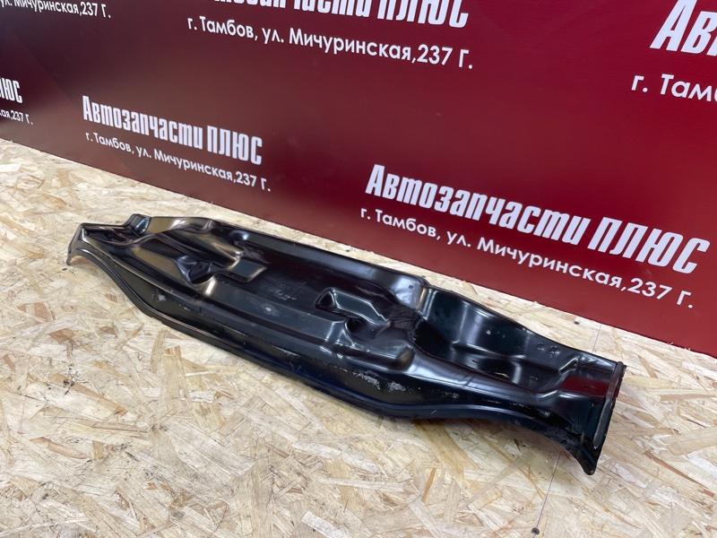 Планка под жабо