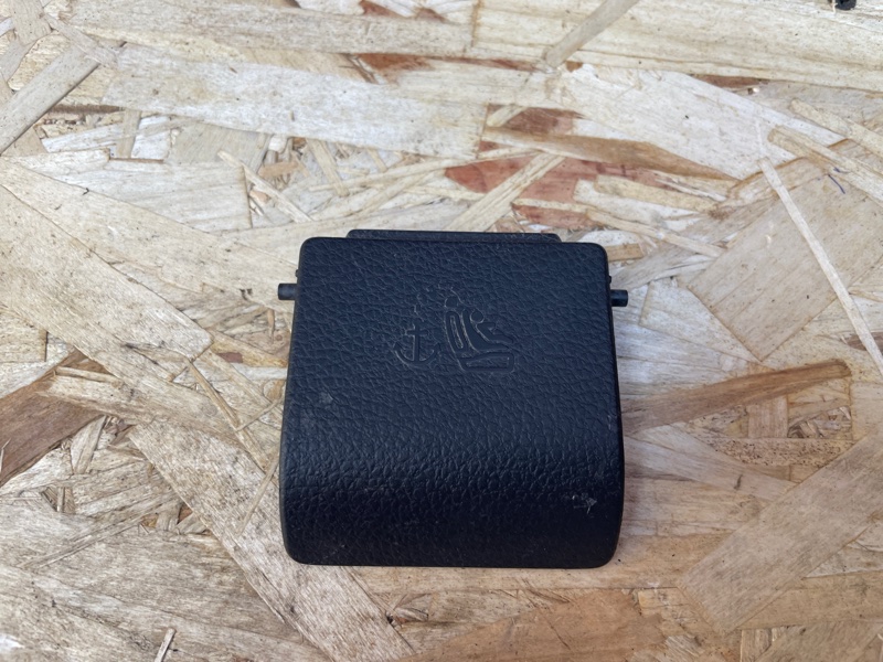 Заглушка полки багажника