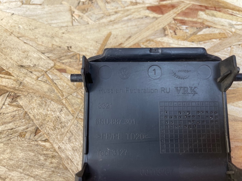 Заглушка полки багажника