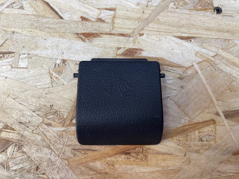 Заглушка полки багажника