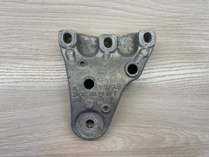 Кронштейн опоры двигателя