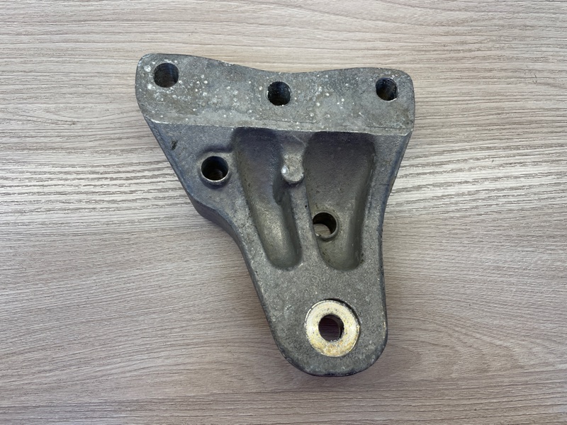 Кронштейн опоры двигателя