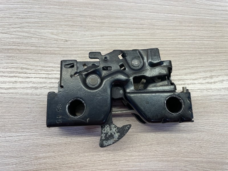 Замок капота