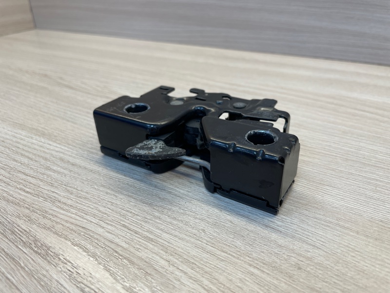 Замок капота