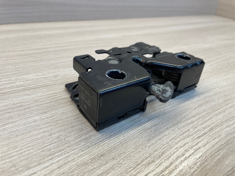 Замок капота