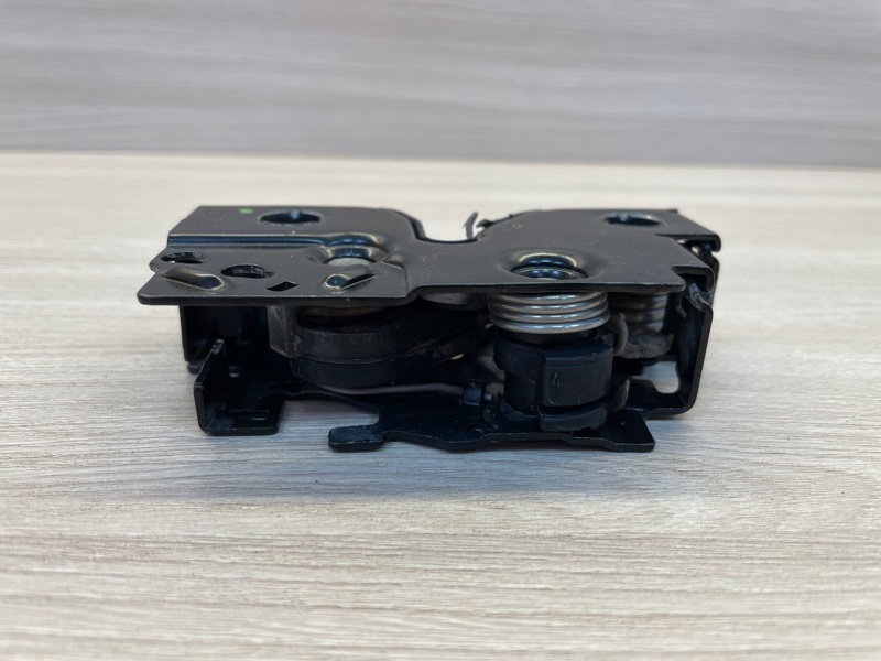 Замок капота