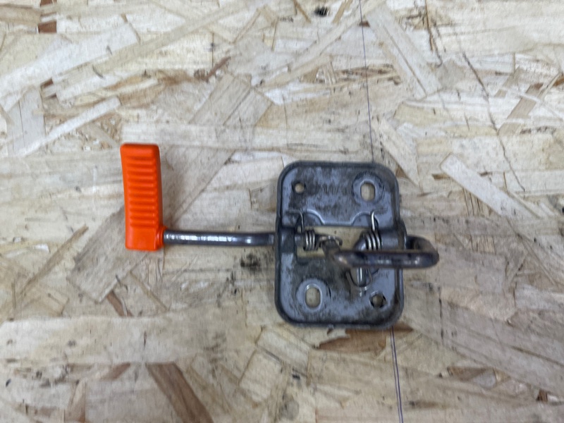 Замок капота