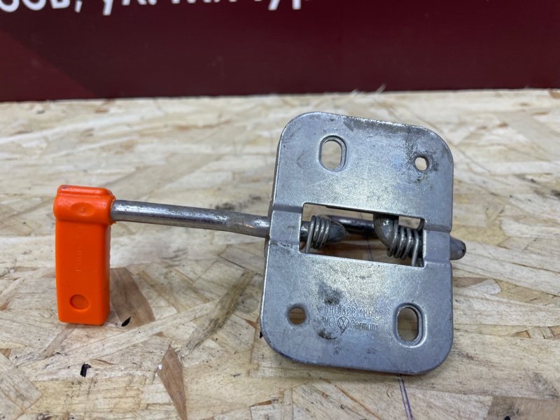 Замок капота