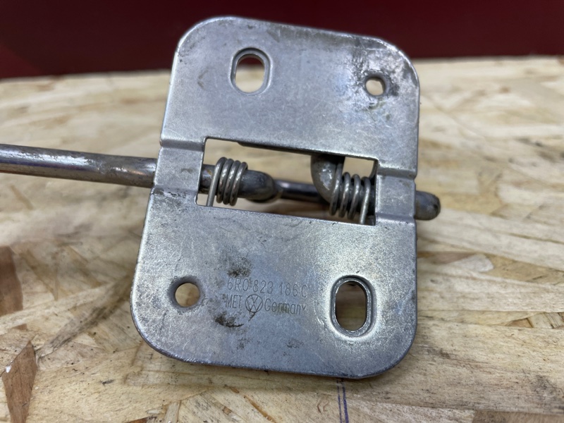 Замок капота