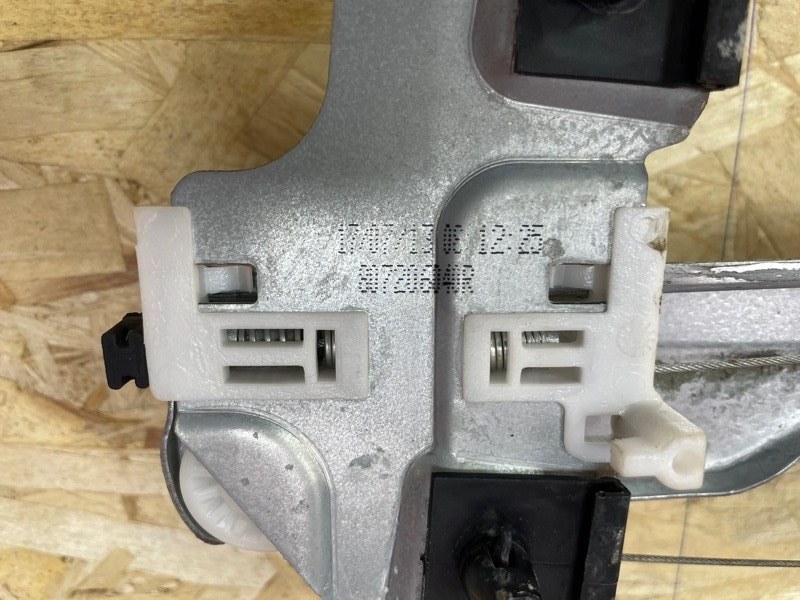 Стеклоподъемник    двери