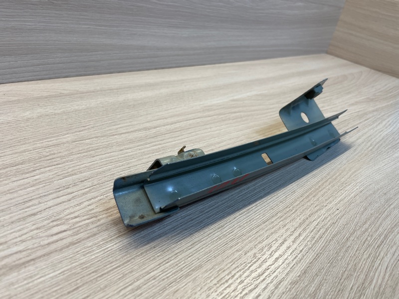 Направляющая стекла     двери